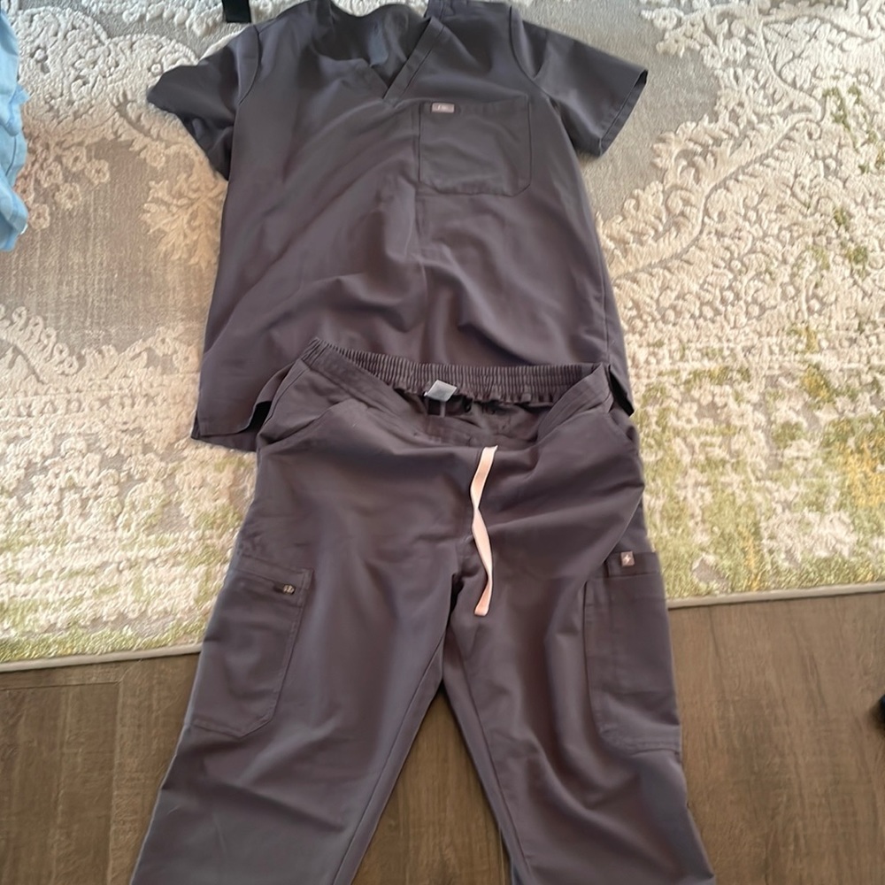Fig scrub set top large and bottom medium